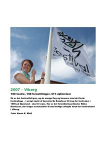 2007 – Viborg 100 teatre, 158 forestillinger, 573 opførelser Så er det festivaltid igen, og de mange flag og bannere med det faste festivallogo – i øvrigt skabt af berømte Bo Bendixen til brug for festivalen i 19