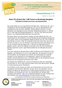 Pressemitteilung No 09 Mittwoch, 21. Januar 2009 Erster CO 2-Scheck überTonnen an Bundestag übergeben - CO2-Bank ist Initiative der Forst- und Holzwirtschaft Den ersten Scheck der neu eingerichteten CO2-Bank üb