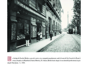 a botiga de Lucien Roisin, a peu de carrer, era coneguda popularment amb el nom de La Casa de la Postal, i estava situada a la Rambla de Santa Mònica, 29. Abans, Roisin havia tingut el seu domicili professional al passeig de Sant Joan. / c. 1930.