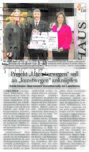 Mit 8280 Euro unterstützt die Grafschafter Sparkassenstiftung das Projekt „Literaturwegen“. Stiftungsratsvorsitzender Hubert Winter überreichte einen Scheck in dieser Höhe an Emlichheims Samtgemeindebürgermeister