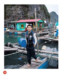 Tué ist 12 Jahre alt. Er wohnt mit seinen Eltern in einem dieser schwimmenden Häuser. Die sind durch Stege verbunden. In den Netzen darunter hält seine Familie Fische.