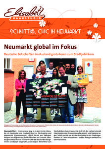 SCHNITTIG, CHIC IN NEUMARKT  Neumarkt global im Fokus Deutsche Botschaften im Ausland gratulieren zum Stadtjubiläum  Übergabe der Postercollage vor dem Neumarkter Bürgerhaus. Friseurmeisterin Elisabeth Würz (links), 