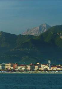 VIAREGGIO  PRESENTAZIONE Le spiagge di sottile sabbia dorata, le darsene, le estese pinete, gli eleganti negozi che si affacciano sui lunghi viali ornati di palme e di oleandri, fanno sì che Viareggio sia stata defini