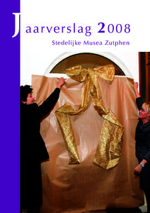 J a arverslagStedelijke Musea Zutphen Op de cover: Tiana Wilhelm, directeur Musea Zutphen (l)en wethouder Marieke Schriks onthullen de tentoonstellingszalen met ‘ Zutphense Schatten’.