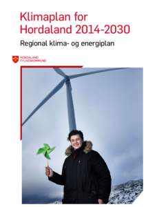 Klimaplan for HordalandRegional klima- og energiplan Forsida: Olve Akselsen, varamedlem, Ungdommens Fylkesutval, i anlegget til Midtfjellet Vindkraft på Fitjar. Anlegget opna i 2013, har 44 vindturbinar og k