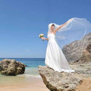 Sunset Promises The dramatic all-glass Tresna Wedding Pavilion majestically towers on the cliffs above the Indian Ocean, providing uninterrupted floor-to-ceiling views of Bali’s magical sunsets. Inside, a glass aisle 