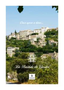 ! A u cœur du Luberon, dans cette Provence chamarrée si chère aux artistes peintres qu’elle a tant inspirés, il existe un village fortifié perché à flanc de roche tel un belvédère épanoui sur les Alpilles et