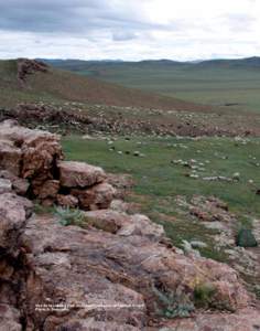 Vue de la vallée à l’est de la paroi rocheuse de Tsatsyn Ereg 2. Photo A. Simonet. 103  TSATSYN EREG 2