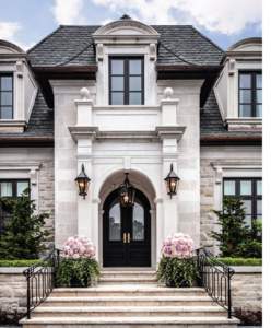 INTER IOR DESIGNER LOR I MOR R IS LENDS HER EXUBER ANT A ESTHETIC TO AN OPULENT FAMILY R ETR EAT IN TORONTO. A Canadian Château as Canvas BY VICTORIA VEILLEUX