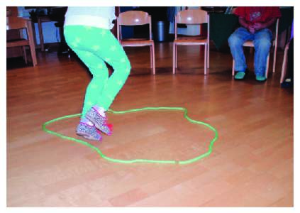 In Zusammenarbeit mit Purzelbaum-Kindergärten Seilkreis Das Kind legt mit dem Seil einen Kreis und steigt in den Kreis und wieder heraus.