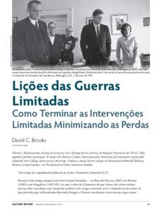 Gabinete do Secretário do Presidente dos EUA.  Da esquerda para a direita: Vice-Presidente Lyndon B. Johnson; Assistente Especial do Presidente Arthur Schlesinger Jr.; Chefe das Operações Navais da Marinha dos EUA, Al