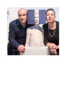 •  Künstler Leo Ferdinando Demetz und die Ausstellerin Felicitas Singer p räsentieren eine Skulptur. (Stefan Trefzer) Kultur