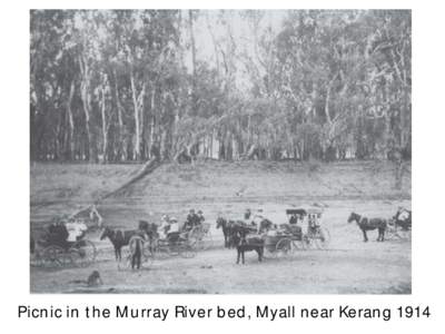 Picn ic in t h e M u rray River b ed , M yall n ear Keran g 1914  Bed o f t h e M u rray River, M o o ro o k SA, 1915 Sir Ro n ald East st rad d lin g t h e